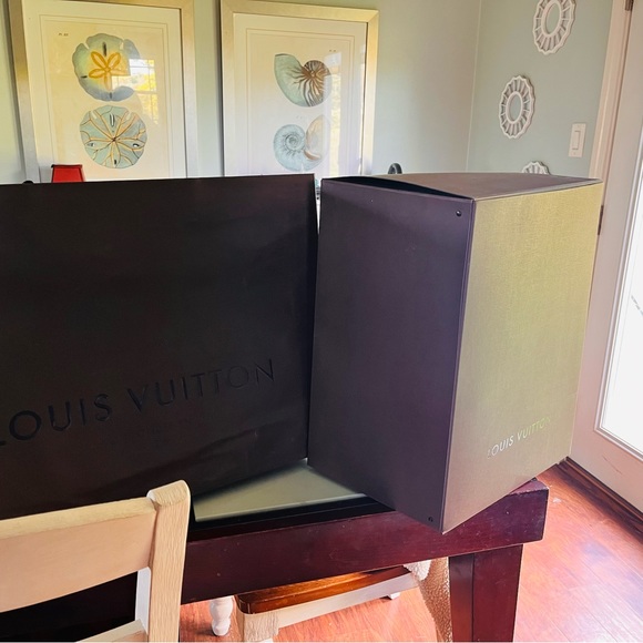 The Artsy MM embodies understated bohemian style. Louis Vuitton's - Picture 11 of 13